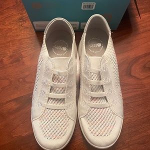 BZees tennis shoes